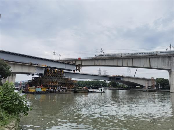 杭州余杭區1800噸鋼箱梁浮托法跨運河（680米）工程